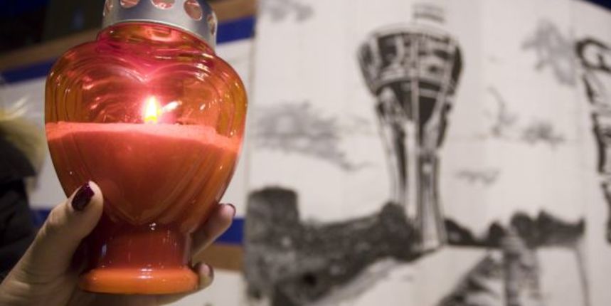 Svijeće i cvijeće za vukovarske branitelje, foto: CROPIX Svijeće i cvijeće za vukovarske branitelje, foto: CROPIX