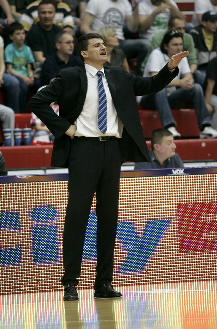 Zagreb, 050610.
KC Drazen Petrovic.
Trg Drazena Petrovica 3.
3. kosarkaska utakmica finala doigravanja izmedju Cibone i Zadra.
Na slici: Velimir Perasovic trener Cibone.
Foto: Goran Mehkek / CROPIX Zagreb, 050610.
KC Drazen Petrovic.
Trg Drazena Petrovica 3.
3. kosarkaska utakmica finala doigravanja izmedju Cibone i Zadra.
Na slici: Velimir Perasovic trener Cibone.
Foto: Goran Mehkek / CROPIX