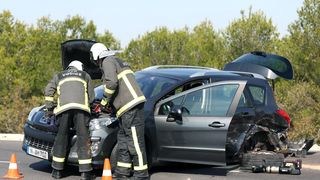 Dvoje ozlijeđenih u sudaru dva automobila na vodičkoj obilaznici, intervenirali i vatrogasci Dvoje ozlijeđenih u sudaru dva automobila na vodičkoj obilaznici, intervenirali i vatrogasci