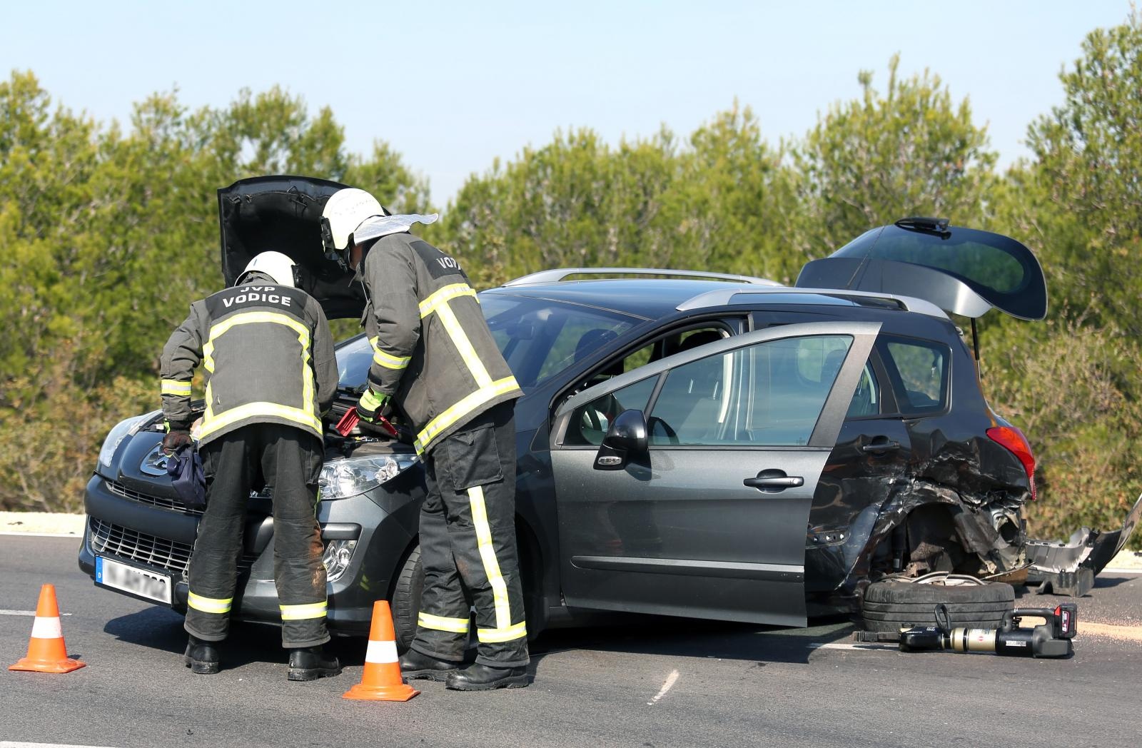Dvoje ozlijeđenih u sudaru dva automobila na vodičkoj obilaznici, intervenirali i vatrogasci Dvoje ozlijeđenih u sudaru dva automobila na vodičkoj obilaznici, intervenirali i vatrogasci