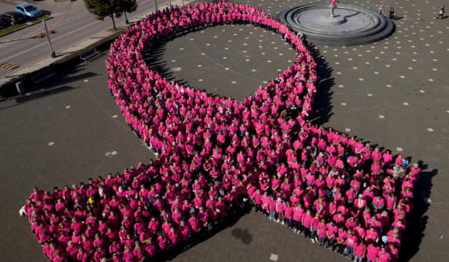 Više od 700 žena u Gospiću na 5. milenijskoj fotografiji “Ružičaste vrpce”