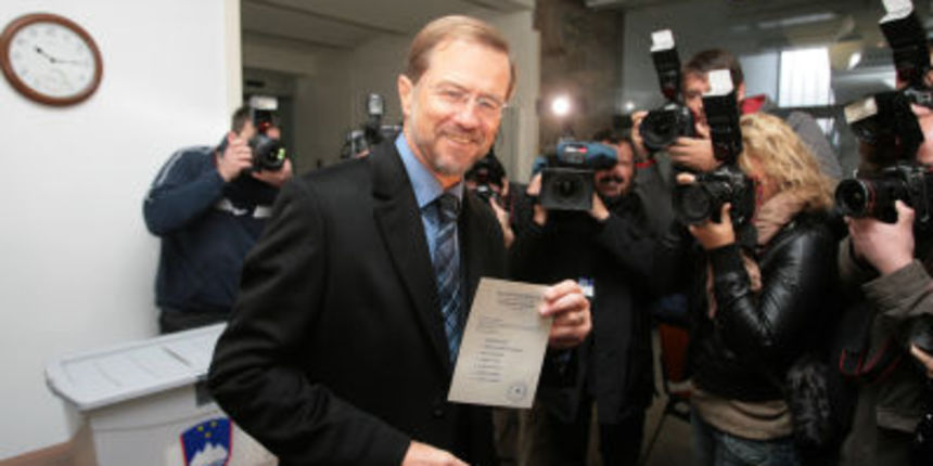 Slovenija,Ljubljana,21.10.2007,Lojze Peterle na voliscu v stavbi Lesnine na Parmovi ulici .Foto:Matej Druznik/DELO