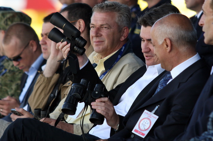 Zadar, 130513.
Predsjednik Vlade RH Zoran Milanovic prisustvovao je programu pokazne vatrogasne vjezbe Ljeto 2013 u Zracnoj luci Zadar. U pokaznoj vatrogasnoj vjezbi sudjelovale su protupozarne snage Drzavne uprave za zastitu i spasavanje, Namjenski orga Zadar, 130513.
Predsjednik Vlade RH Zoran Milanovic prisustvovao je programu pokazne vatrogasne vjezbe Ljeto 2013 u Zracnoj luci Zadar. U pokaznoj vatrogasnoj vjezbi sudjelovale su protupozarne snage Drzavne uprave za zastitu i spasavanje, Namjenski orga
