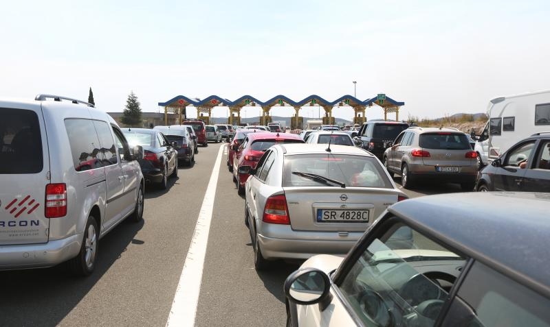 Zbog požara zatvorena autocesta A1 kod Pirovca: Neki vozači se okretali i vozili u suprotnom smjeru Zbog požara zatvorena autocesta A1 kod Pirovca: Neki vozači se okretali i vozili u suprotnom smjeru