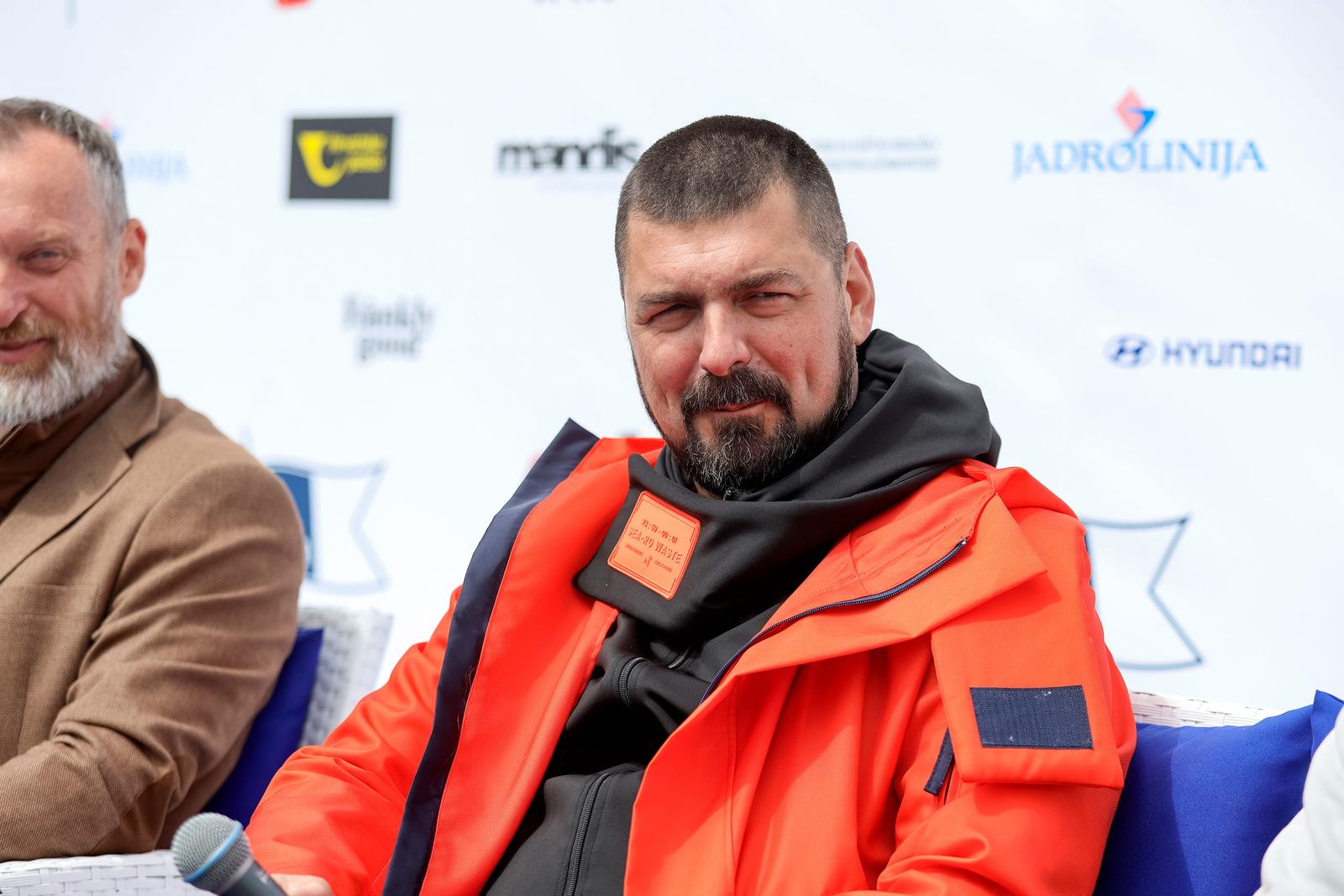 Ekološka manifestacija “Uz more, za more: zelena misija za održivu budućnost Hrvatske” održala se danas na plivarici Škoda koja je jutros u 11 sati isplovila iz zadarske luke Gaženica prema Ugljanu gdje će se provela akcija izvlačenja odbačenih ribarskih Ekološka manifestacija “Uz more, za more: zelena misija za održivu budućnost Hrvatske” održala se danas na plivarici Škoda koja je jutros u 11 sati isplovila iz zadarske luke Gaženica prema Ugljanu gdje će se provela akcija izvlačenja odbačenih ribarskih