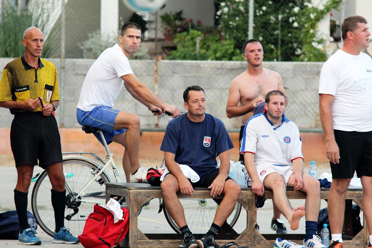 Na Stanovima se uz boćarski turnir održao i revijalni nogometni turnir. Osim prijavljenih ekipa, snage su ponovno odmjeravali liječnici Opće bolnice Zadar i predstavnici poglavarstva Grada Zadra. Na Stanovima se uz boćarski turnir održao i revijalni nogometni turnir. Osim prijavljenih ekipa, snage su ponovno odmjeravali liječnici Opće bolnice Zadar i predstavnici poglavarstva Grada Zadra.