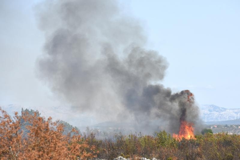 Pristeg: Veliki požar nošen burom približava se kućama, čuju se i detonacije mina