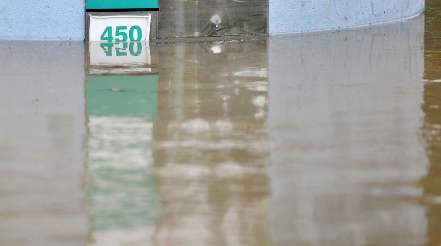 GRAĐANE ČEKA DUGA NOĆ Mura se izlila na šetnicu u Murskom Središću GRAĐANE ČEKA DUGA NOĆ Mura se izlila na šetnicu u Murskom Središću