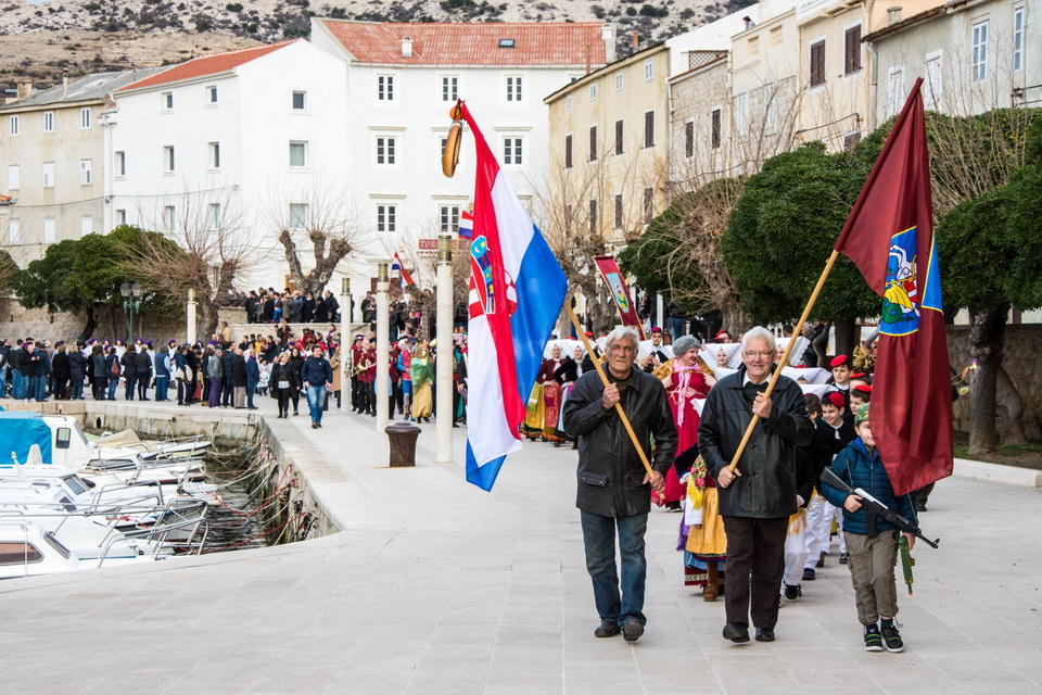Paški zimski karneval 2017.- Maškarane skupine u karnevalskoj povorci Paški zimski karneval 2017.- Maškarane skupine u karnevalskoj povorci