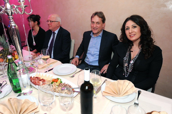 Zadar, 280213.
Poznati restoran Niko na zadarskoj Puntamici je veceras uz bogatu veceru i pjesmu brojnih izvodjaca sa svojim prijateljima i cestim gostima proslavio 50 godina od otvorenja. Na veceri su se pojavili brojni kumovi restorana kroz godine poput