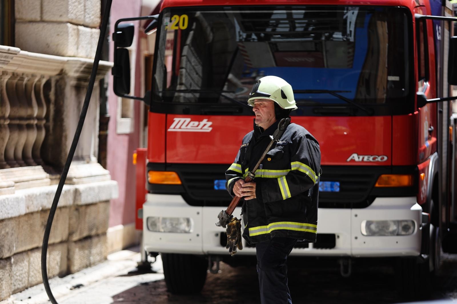 Veliki požar izbio u zgradi na Narodnom trgu Veliki požar izbio u zgradi na Narodnom trgu