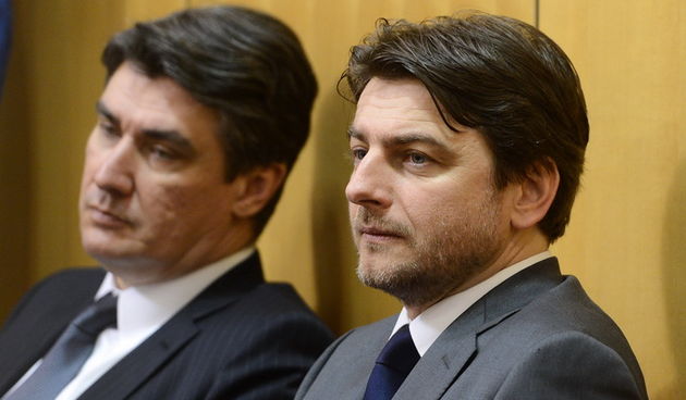 Zagreb, 190313.
Markov trg.
Nastavak redovite sjednice Sabora s raspravom o Prijedlogu za iskazivanje povjerenja Darku Lorencinu za obavljanje duznosti ministra turizma.
Na fotografiji: Zoran Milanovic i Darko Lorencin.
Foto: Goran Mehkek / CROPIX