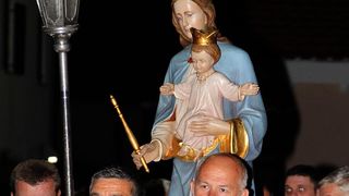 Na Stanovima se Kraljica mira slavi već preko 20 godina, a sinoćnjim misnim slavljem, procesijom i kasnije koncertom na školskom igralištu Stanarci su proslavili još jednu feštu. Koncert su održali grupa Dalmatico i Ivica Sikirić Ićo, foto: I. Perinčić Na Stanovima se Kraljica mira slavi već preko 20 godina, a sinoćnjim misnim slavljem, procesijom i kasnije koncertom na školskom igralištu Stanarci su proslavili još jednu feštu. Koncert su održali grupa Dalmatico i Ivica Sikirić Ićo, foto: I. Perinčić