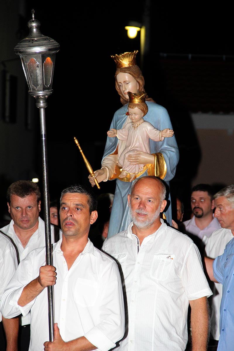 Na Stanovima se Kraljica mira slavi već preko 20 godina, a sinoćnjim misnim slavljem, procesijom i kasnije koncertom na školskom igralištu Stanarci su proslavili još jednu feštu. Koncert su održali grupa Dalmatico i Ivica Sikirić Ićo, foto: I. Perinčić Na Stanovima se Kraljica mira slavi već preko 20 godina, a sinoćnjim misnim slavljem, procesijom i kasnije koncertom na školskom igralištu Stanarci su proslavili još jednu feštu. Koncert su održali grupa Dalmatico i Ivica Sikirić Ićo, foto: I. Perinčić