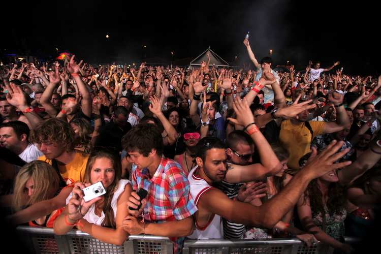 Zrce, 090711.
Na prvom hrvatskom Big Beach partyju na plazi Zrce nastupio je Fatboy Slim pred oko 10 tisuca posjetitelja. Fatboy Slim, DJ za siroke narodne mase. Svo vrijeme dvosatnog nastupa drzao je publiku u visokom ritmu tako da je ona svo vrijeme ple Zrce, 090711.
Na prvom hrvatskom Big Beach partyju na plazi Zrce nastupio je Fatboy Slim pred oko 10 tisuca posjetitelja. Fatboy Slim, DJ za siroke narodne mase. Svo vrijeme dvosatnog nastupa drzao je publiku u visokom ritmu tako da je ona svo vrijeme ple