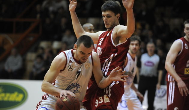 Sibenik, 080103.
Dvorana Baldekin.
Utakmica cetvrtfinala Kupa Kresimira Cosica izmedju Jolly Jadranska banka Sibenik – Cedevita Zagreb.
Na fotografiji: Katura i Tomas.
Foto: Niksa Stipanicev / CROPIX