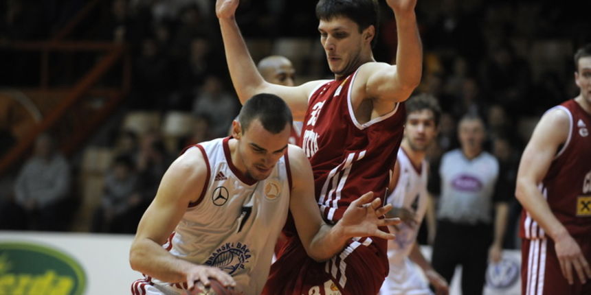 Sibenik, 080103.
Dvorana Baldekin.
Utakmica cetvrtfinala Kupa Kresimira Cosica izmedju Jolly Jadranska banka Sibenik – Cedevita Zagreb.
Na fotografiji: Katura i Tomas.
Foto: Niksa Stipanicev / CROPIX