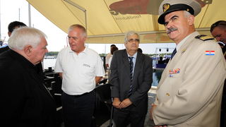 Sibenik ,160910.
Marina Mandalina
Treci Adriatic Boat Show otvoren i traje 4 dana u kojem ce posjetitelji imati priliku vidjeti preko 150 plovila i preko 175 standova sa ponudom svega vezanog more i brodove
na slici sa ljeva biskup Ante Ivas gradonacelnic