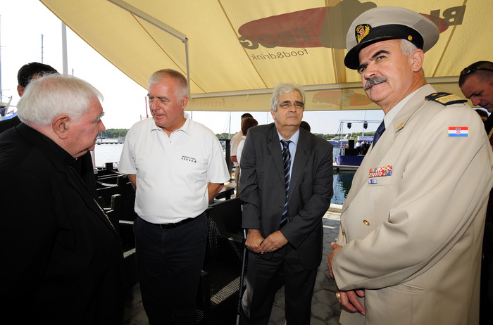 Sibenik ,160910.
Marina Mandalina
Treci Adriatic Boat Show otvoren i traje 4 dana u kojem ce posjetitelji imati priliku vidjeti preko 150 plovila i preko 175 standova sa ponudom svega vezanog more i brodove
na slici sa ljeva biskup Ante Ivas gradonacelnic