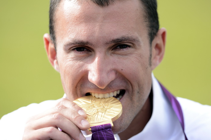 London, 060812.
Hrvatski strijelci Anton Glasnovic i Giovanni Cernogoraz u finalu trapa tijekom Olimpijskih Igara u Londonu.
Na fotografiji: Giovanni Cernogoraz osvojio je zlato.
Foto: Drago Sopta / CROPIX