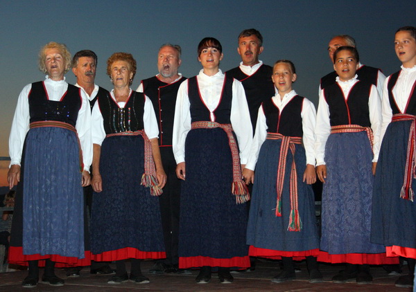 Vecer folklora: KUD Nevijana i ansambl Horenak u Nevidjenima Vecer folklora: KUD Nevijana i ansambl Horenak u Nevidjenima