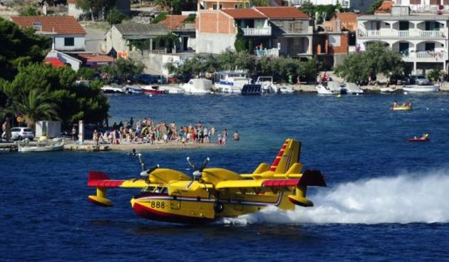 Požar, Kornat, kanader (Foto: Nikša Stipaničev / Cropix))