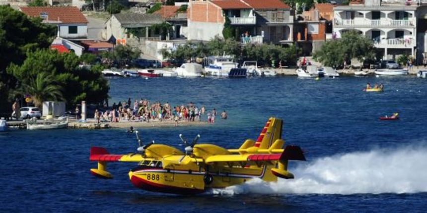 Požar, Kornat, kanader (Foto: Nikša Stipaničev / Cropix)) Požar, Kornat, kanader (Foto: Nikša Stipaničev / Cropix))