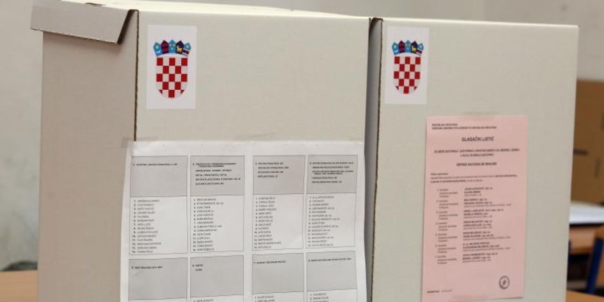 Parlamentarni izbori 2016. Kutije i glasački listići. Photo: Dusko Jaramaz/PIXSELL Parlamentarni izbori 2016. Kutije i glasački listići. Photo: Dusko Jaramaz/PIXSELL