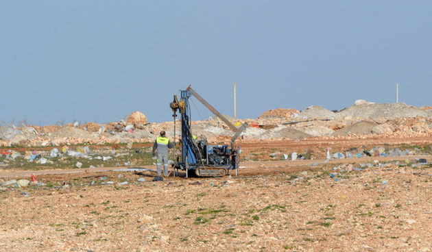 Zadar, 230311
Policija je u utorak na gradskom deponiju iznad Dikla pocela traziti tijelo Ljubice Filipovic Soric (39) za cije je ubojstvo u prosincu prosle godine osumnjicen njezin suprug Zoran Soric (57).Pocetnu fazu radova na mikrolokaciji na kojoj pre