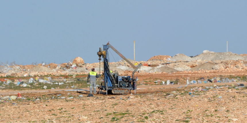 Zadar, 230311
Policija je u utorak na gradskom deponiju iznad Dikla pocela traziti tijelo Ljubice Filipovic Soric (39) za cije je ubojstvo u prosincu prosle godine osumnjicen njezin suprug Zoran Soric (57).Pocetnu fazu radova na mikrolokaciji na kojoj pre