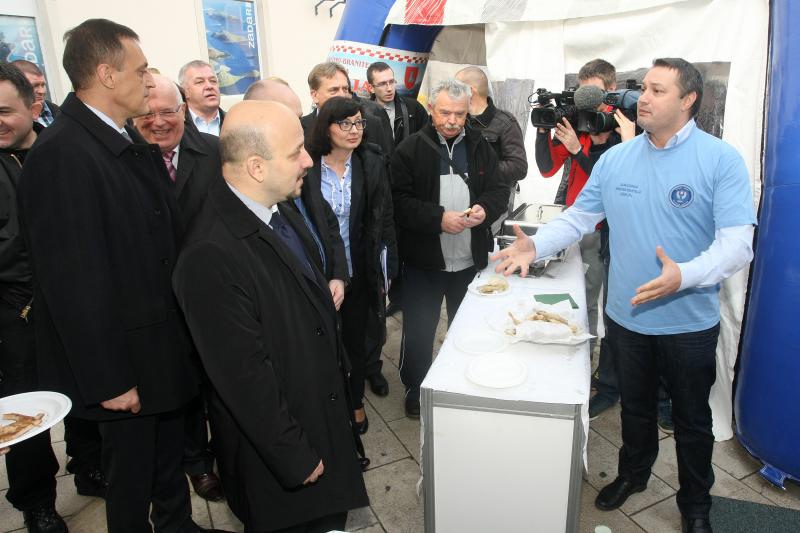 Pod nazivom Ponosno nase na Poljani Sime Budnica prvi put postavljen sajam na kojem su braniteljske udruge predstavile svoje proizvode. Photo: Dino Stanin/PIXSELL Pod nazivom Ponosno nase na Poljani Sime Budnica prvi put postavljen sajam na kojem su braniteljske udruge predstavile svoje proizvode. Photo: Dino Stanin/PIXSELL