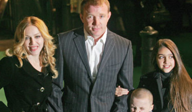 Madonna i obitelj /foto: http://extratv.warnerbros.com