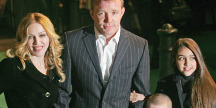 Madonna i obitelj /foto: http://extratv.warnerbros.com Madonna i obitelj /foto: http://extratv.warnerbros.com