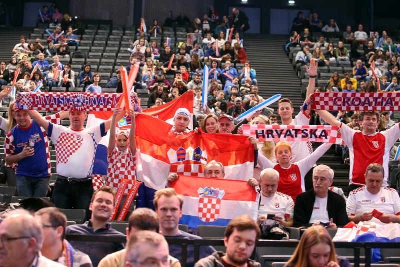 Hrvatski navijači u Parizu na utakmici Slovenija – Hrvatska za 3. mjesto na Svjetskom prvenstvu