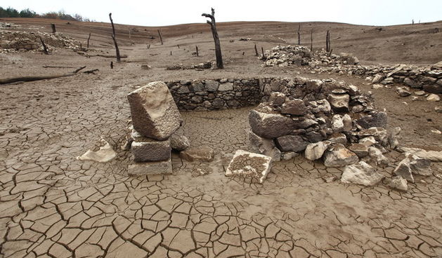 Zadar, 041110.
Nakon 13 godina Krusicko jezero u lici je isuseno zbog remonta hidrocentrale.To su iskoristili Mate Balenovic i Tomo i Borka Balenovic da obidju svoje domove koje su napustili 1964 godine kad je dolina potopljena.
Na fotografiji: detalj sa