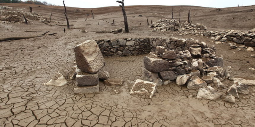 Zadar, 041110.
Nakon 13 godina Krusicko jezero u lici je isuseno zbog remonta hidrocentrale.To su iskoristili Mate Balenovic i Tomo i Borka Balenovic da obidju svoje domove koje su napustili 1964 godine kad je dolina potopljena.
Na fotografiji: detalj sa Zadar, 041110.
Nakon 13 godina Krusicko jezero u lici je isuseno zbog remonta hidrocentrale.To su iskoristili Mate Balenovic i Tomo i Borka Balenovic da obidju svoje domove koje su napustili 1964 godine kad je dolina potopljena.
Na fotografiji: detalj sa