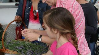 Danas je održana kreativna radionica za velike i male u organizaciji Dječjeg odjela Gradske knjižnice Zadar: izrada stručaka i jastučića od lavande od 10-12 h. Radionicu je vodila gospođa Jadranka Plantak. Foto by Lucija Juravic Danas je održana kreativna radionica za velike i male u organizaciji Dječjeg odjela Gradske knjižnice Zadar: izrada stručaka i jastučića od lavande od 10-12 h. Radionicu je vodila gospođa Jadranka Plantak. Foto by Lucija Juravic