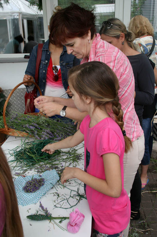 Danas je održana kreativna radionica za velike i male u organizaciji Dječjeg odjela Gradske knjižnice Zadar: izrada stručaka i jastučića od lavande od 10-12 h. Radionicu je vodila gospođa Jadranka Plantak. Foto by Lucija Juravic Danas je održana kreativna radionica za velike i male u organizaciji Dječjeg odjela Gradske knjižnice Zadar: izrada stručaka i jastučića od lavande od 10-12 h. Radionicu je vodila gospođa Jadranka Plantak. Foto by Lucija Juravic
