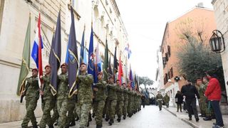 Paljenjem svijeća i polaganjem vijenaca, te mimohodom postrojbi započelo svečano obilježavanje 23. obljetnice VRO Maslenica. Foto. Dino Stanin/PIXSELL Paljenjem svijeća i polaganjem vijenaca, te mimohodom postrojbi započelo svečano obilježavanje 23. obljetnice VRO Maslenica. Foto. Dino Stanin/PIXSELL