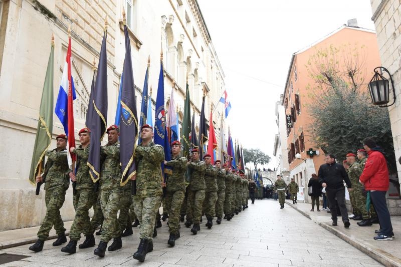 Paljenjem svijeća i polaganjem vijenaca, te mimohodom postrojbi započelo svečano obilježavanje 23. obljetnice VRO Maslenica. Foto. Dino Stanin/PIXSELL Paljenjem svijeća i polaganjem vijenaca, te mimohodom postrojbi započelo svečano obilježavanje 23. obljetnice VRO Maslenica. Foto. Dino Stanin/PIXSELL