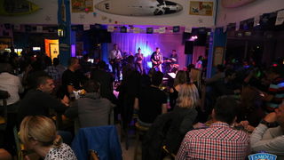 Songbusters i Elena Stella @ Famous Beach Bar & Grill Songbusters i Elena Stella @ Famous Beach Bar & Grill