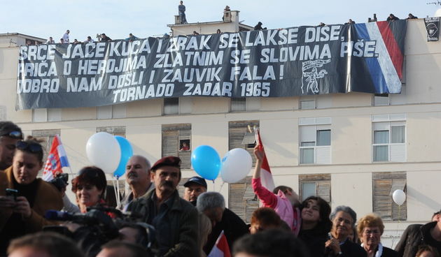 Zadar, 241112.
Obiljezavanje Dana grada Zadra i dolazak generala Ante Gotovine pocasnog gradjanina grada Zadra.
Docek generala Ante Gotovine na Forumu.
Na fotografiji:  transparent Tornada na obliznjoj zgradi.
Foto: Luka Gerlanc / CROPIX
