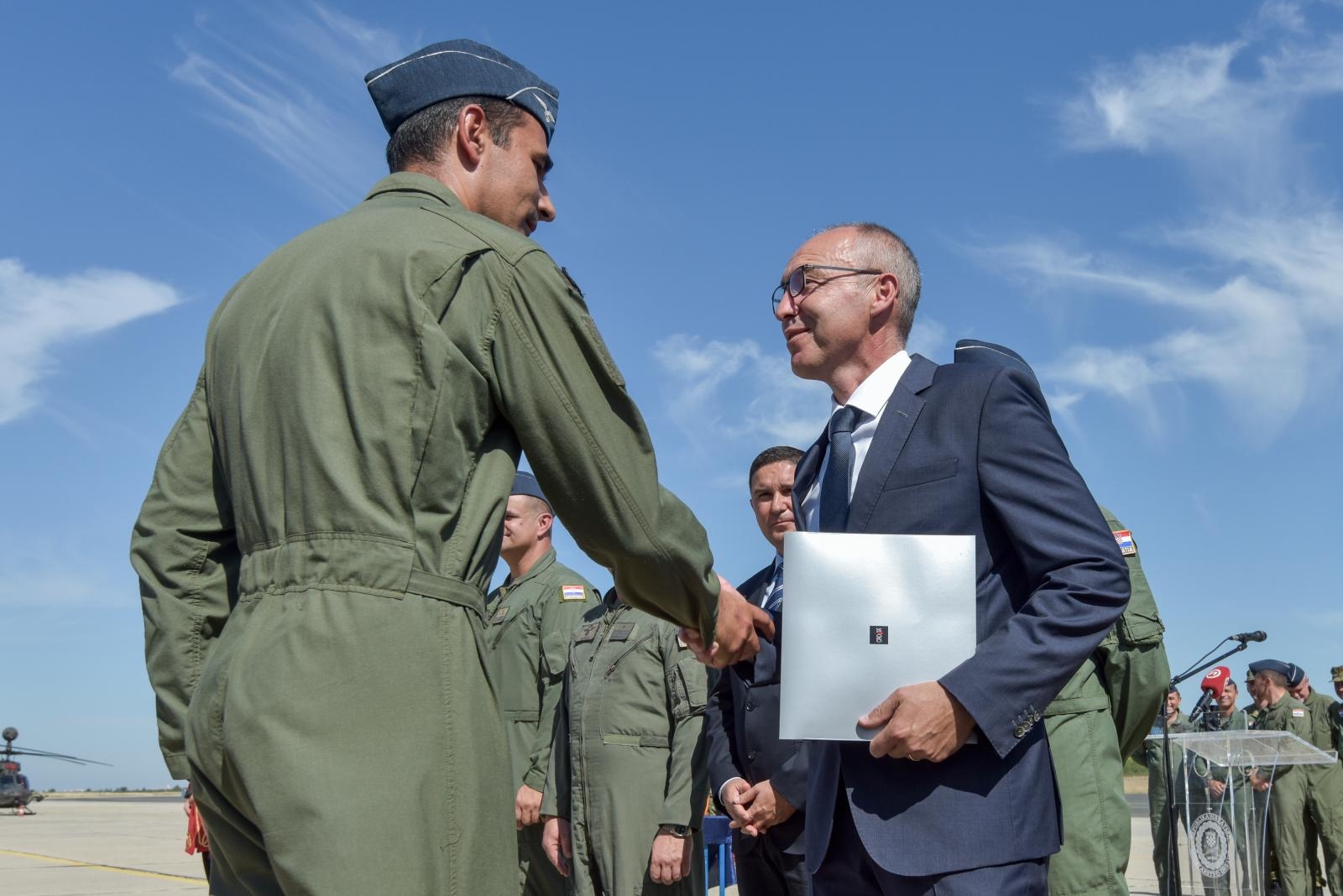 Svečanost povodom završetka obuke pilota na helikopterima OH-58D Kiowa Warrior Svečanost povodom završetka obuke pilota na helikopterima OH-58D Kiowa Warrior