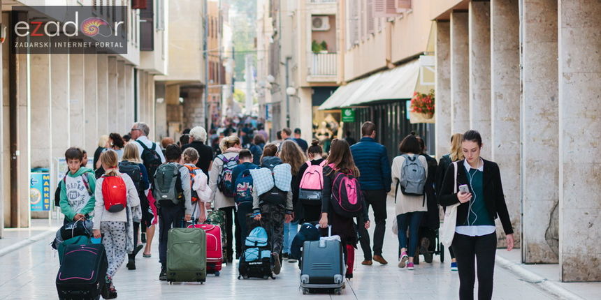 Đir po gradu, petak 27. listopada 2017. Turisti, odlazak turista Đir po gradu, petak 27. listopada 2017. Turisti, odlazak turista