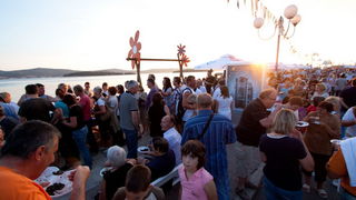 Biograd: 6. Dugi svehrvatski eno-eko-gastro-etno stol, Foto: Franjo Jurić Biograd: 6. Dugi svehrvatski eno-eko-gastro-etno stol, Foto: Franjo Jurić