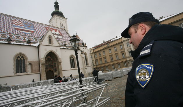 Zagreb, 150210.Pripreme za inauguraciju novog Hrvatskog predsjednika Ivu Josipovica. MARKOV TRG Trg svetog Marka.Foto: Damjan Tadic / CROPIX