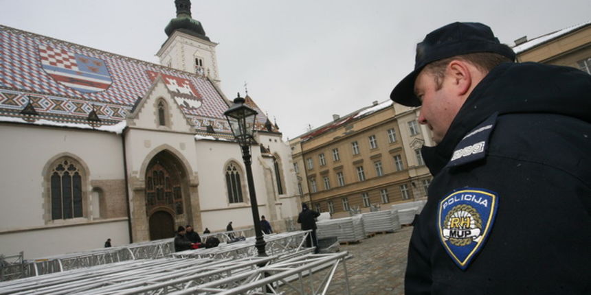 Zagreb, 150210.Pripreme za inauguraciju novog Hrvatskog predsjednika Ivu Josipovica. MARKOV TRG Trg svetog Marka.Foto: Damjan Tadic / CROPIX