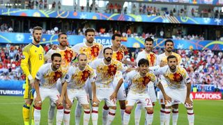 U dvoboju zadnjeg, 3. kola D skupine EURA u Bordeauxu igraju nogometaši Hrvatske i Španjolske (1-1).   Pred 40.000 gledatelja na stadionu Matmut Atlantic sudi Bjorn Kuipers.    Strijelci: 0-1 Morata (7), 1-1 Kalinić (45)