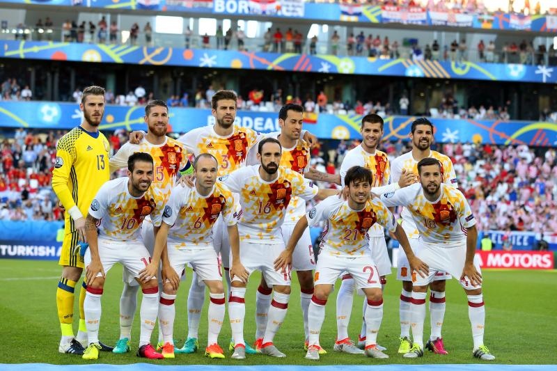 U dvoboju zadnjeg, 3. kola D skupine EURA u Bordeauxu igraju nogometaši Hrvatske i Španjolske (1-1).   Pred 40.000 gledatelja na stadionu Matmut Atlantic sudi Bjorn Kuipers.    Strijelci: 0-1 Morata (7), 1-1 Kalinić (45)