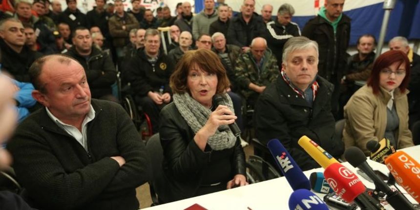 Braniteljski sator, Zagreb – Konferenciji za medije nazocili Djuro Glogoski, Miriam Kervatin iz udruge blokirani, Sinisa Mastelic predsjednik Udruga branitelja HZ-a. Photo: Robert Anic/PIXSELL Autor Robert Anic/PIXSELL Ključne riječi hrvatski branitelji Braniteljski sator, Zagreb – Konferenciji za medije nazocili Djuro Glogoski, Miriam Kervatin iz udruge blokirani, Sinisa Mastelic predsjednik Udruga branitelja HZ-a. Photo: Robert Anic/PIXSELL Autor Robert Anic/PIXSELL Ključne riječi hrvatski branitelji